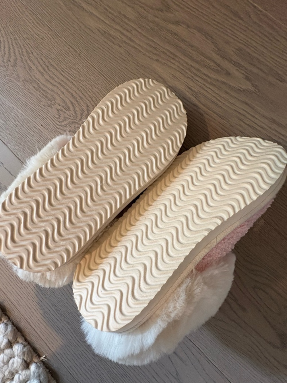 AE Candy Hearts Scuff Slipper - Picture 8 of 8